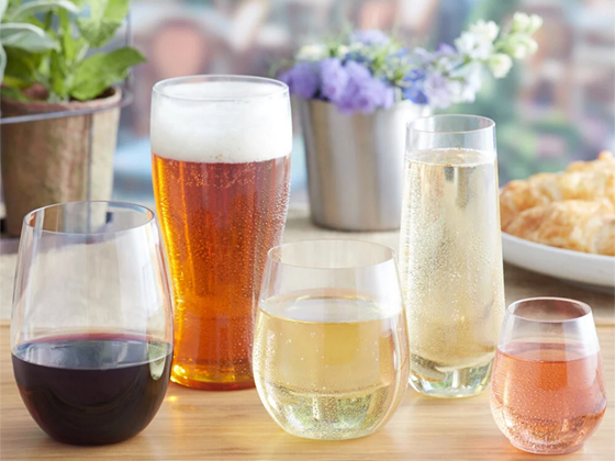 Virstellung vun eisen haltbaren a stilvollen Plastikstiel, onbriechbar Wäigläser am Mëtt vum Stuerm